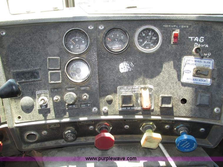 image for item H4626 1993 Mack RD690S semi truck