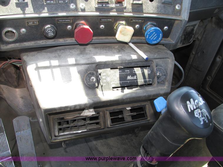 image for item H4626 1993 Mack RD690S semi truck