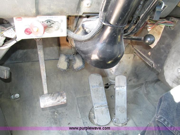 image for item H4626 1993 Mack RD690S semi truck