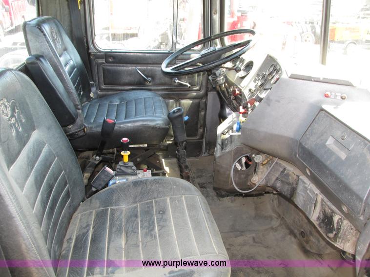 image for item H4626 1993 Mack RD690S semi truck