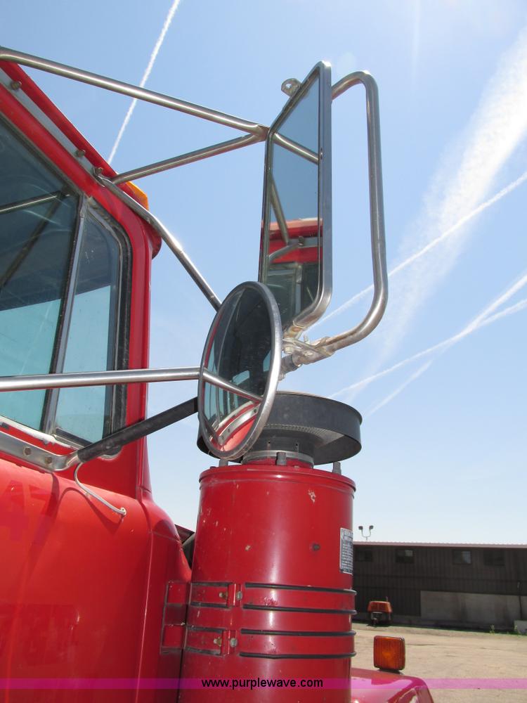 image for item H4626 1993 Mack RD690S semi truck