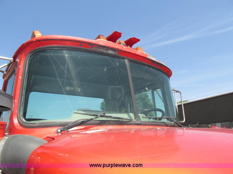 image for item H4626 1993 Mack RD690S semi truck