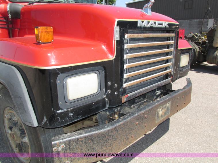 image for item H4626 1993 Mack RD690S semi truck