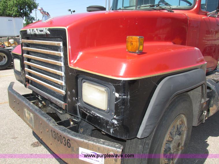 image for item H4626 1993 Mack RD690S semi truck