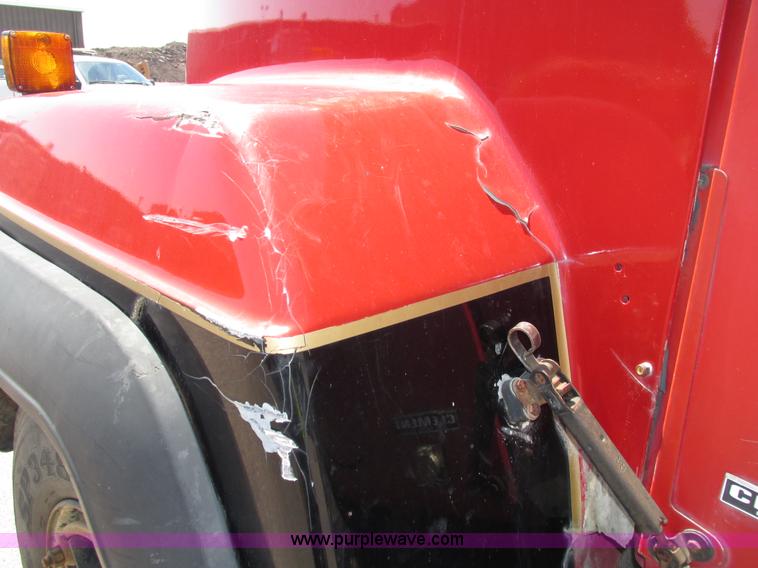 image for item H4626 1993 Mack RD690S semi truck