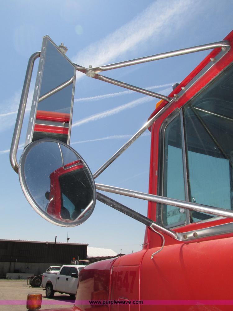 image for item H4626 1993 Mack RD690S semi truck