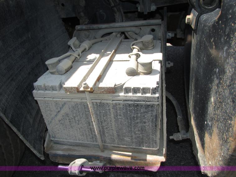 image for item H4626 1993 Mack RD690S semi truck