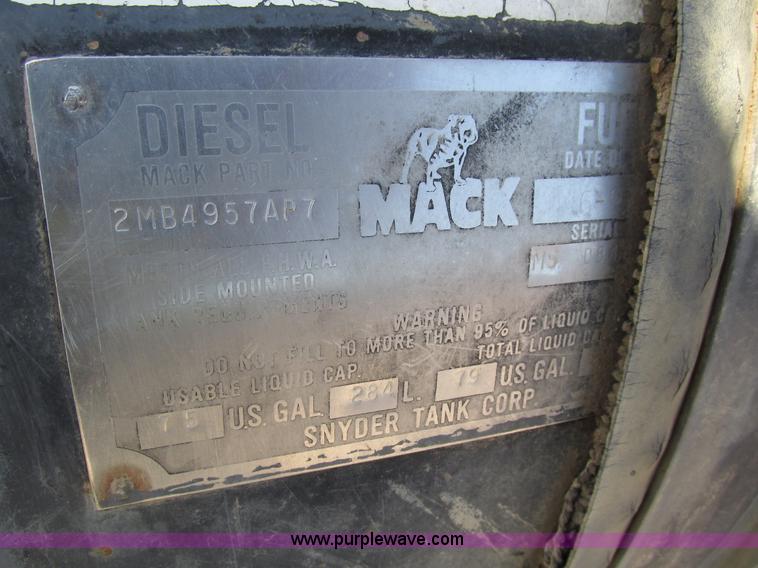 image for item H4626 1993 Mack RD690S semi truck