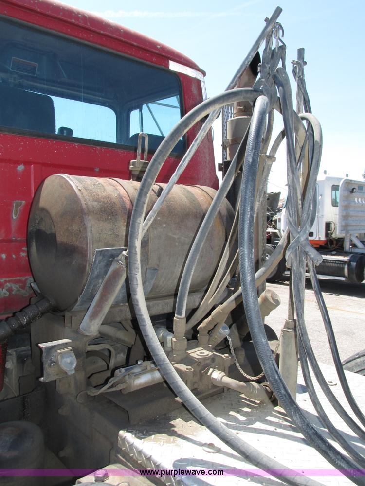 image for item H4626 1993 Mack RD690S semi truck