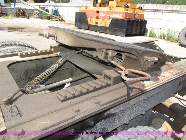 image for item H4626 1993 Mack RD690S semi truck