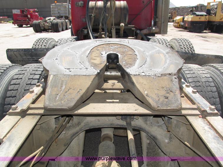 image for item H4626 1993 Mack RD690S semi truck