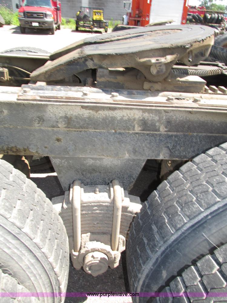 image for item H4626 1993 Mack RD690S semi truck