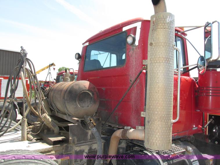 image for item H4626 1993 Mack RD690S semi truck