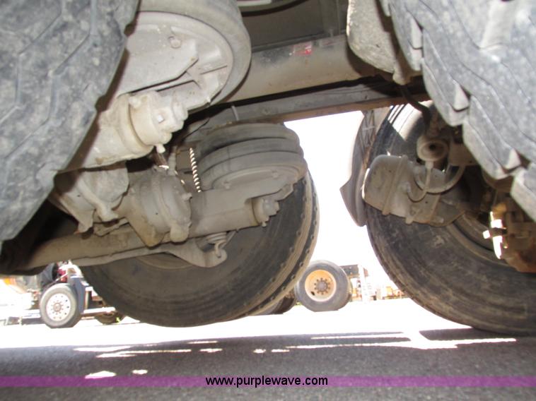 image for item H4626 1993 Mack RD690S semi truck