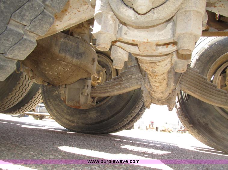 image for item H4626 1993 Mack RD690S semi truck