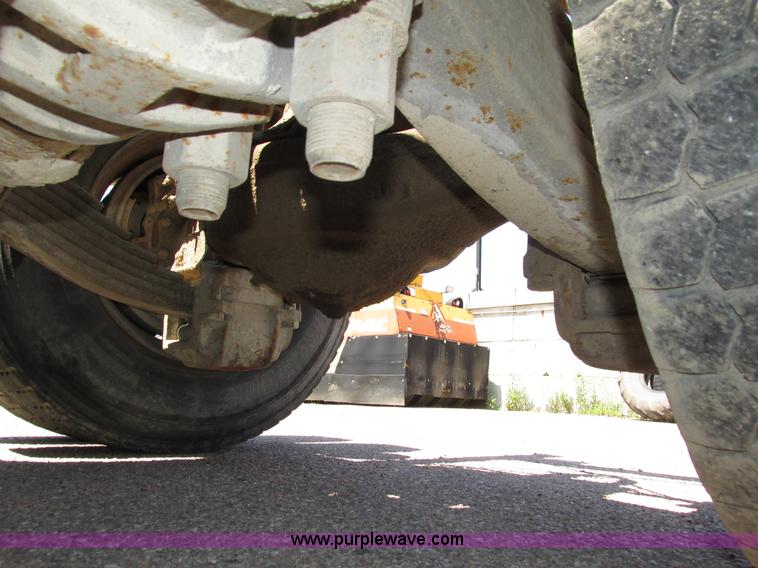 image for item H4626 1993 Mack RD690S semi truck