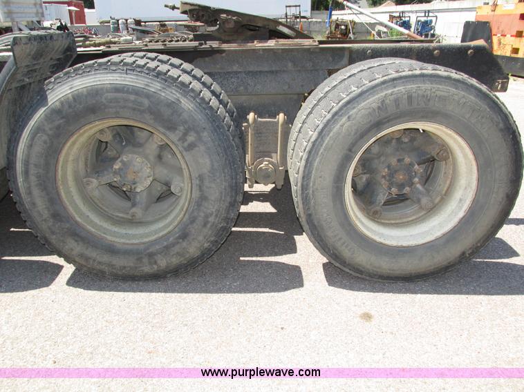 image for item H4626 1993 Mack RD690S semi truck