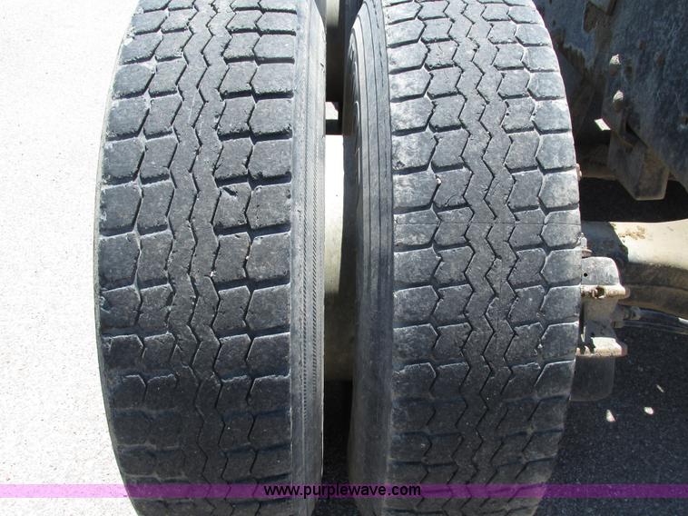 image for item H4626 1993 Mack RD690S semi truck