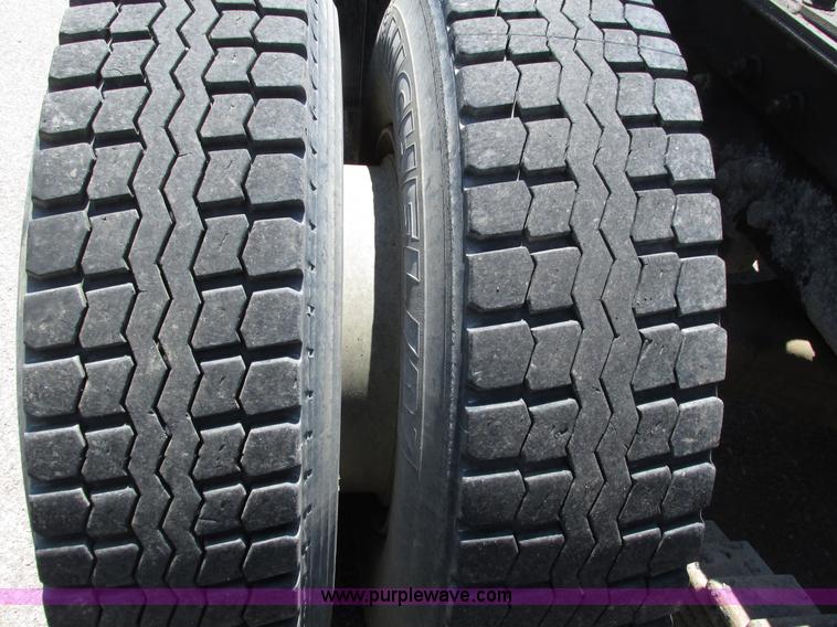 image for item H4626 1993 Mack RD690S semi truck