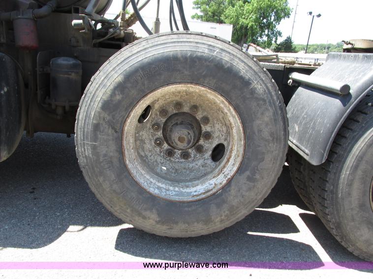 image for item H4626 1993 Mack RD690S semi truck