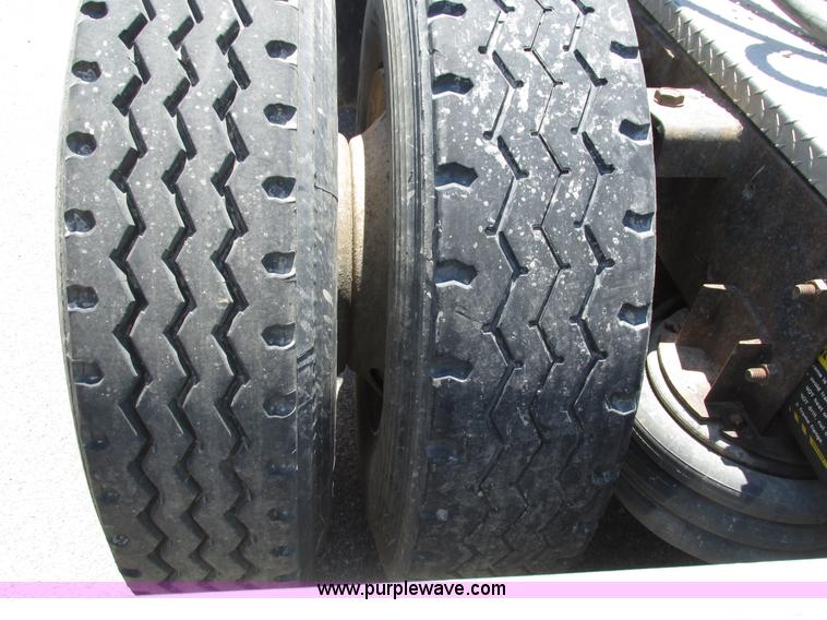 image for item H4626 1993 Mack RD690S semi truck