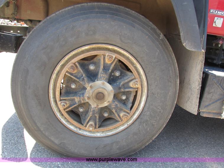 image for item H4626 1993 Mack RD690S semi truck