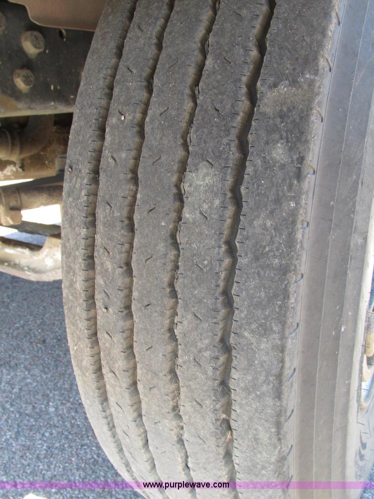 image for item H4626 1993 Mack RD690S semi truck