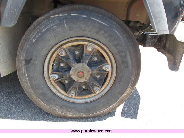 image for item H4626 1993 Mack RD690S semi truck