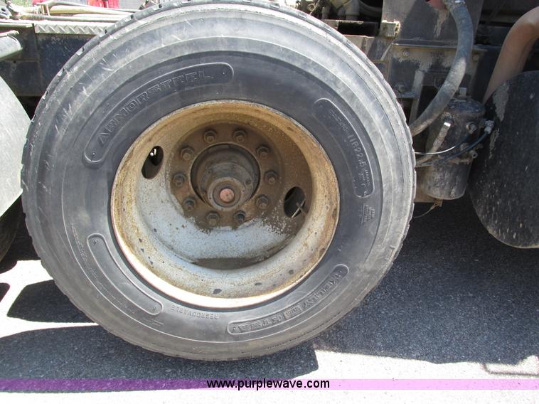 image for item H4626 1993 Mack RD690S semi truck