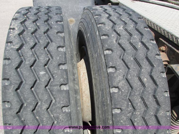 image for item H4626 1993 Mack RD690S semi truck