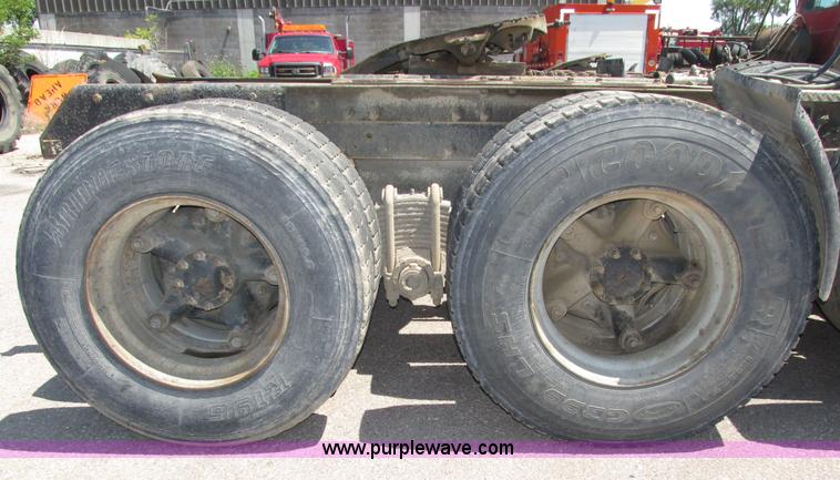 image for item H4626 1993 Mack RD690S semi truck