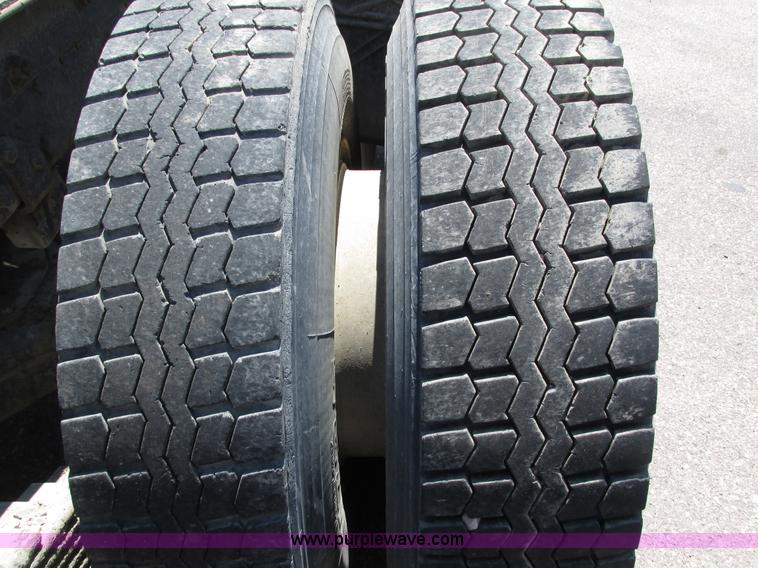 image for item H4626 1993 Mack RD690S semi truck