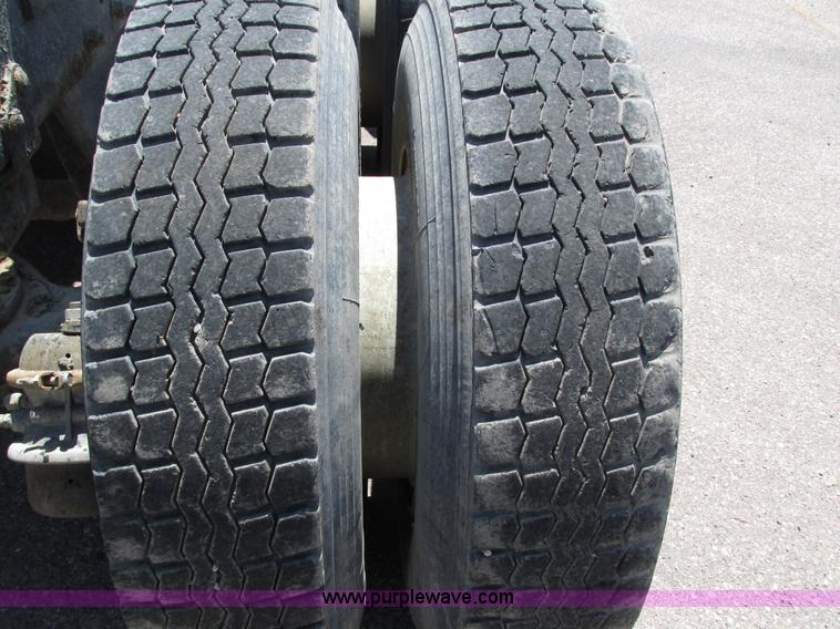 image for item H4626 1993 Mack RD690S semi truck