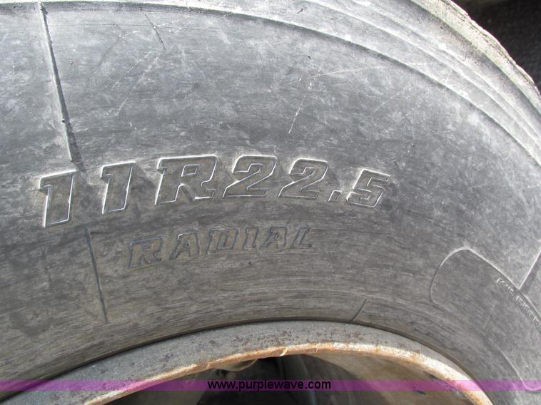 image for item H4626 1993 Mack RD690S semi truck