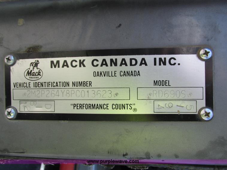 image for item H4626 1993 Mack RD690S semi truck