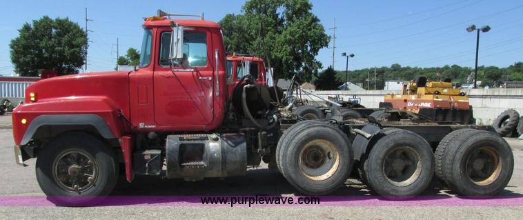 image for item H4627 1993 Mack RD690S semi truck