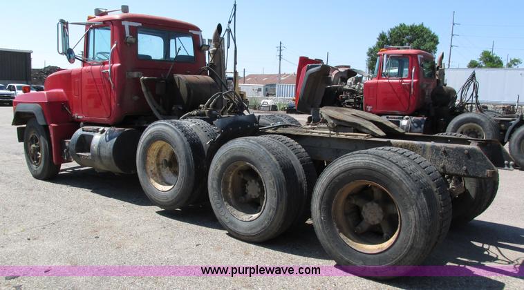 image for item H4627 1993 Mack RD690S semi truck