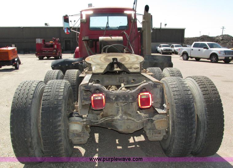 image for item H4627 1993 Mack RD690S semi truck