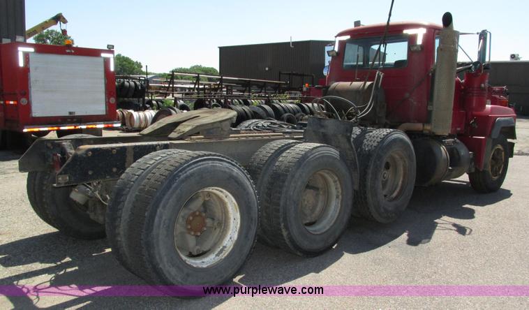 image for item H4627 1993 Mack RD690S semi truck