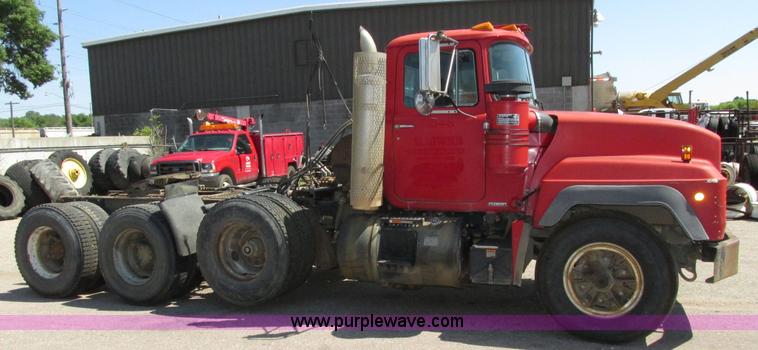 image for item H4627 1993 Mack RD690S semi truck