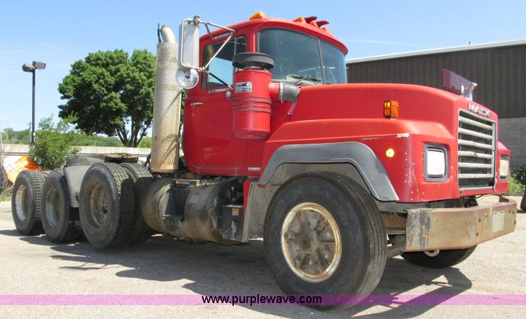image for item H4627 1993 Mack RD690S semi truck