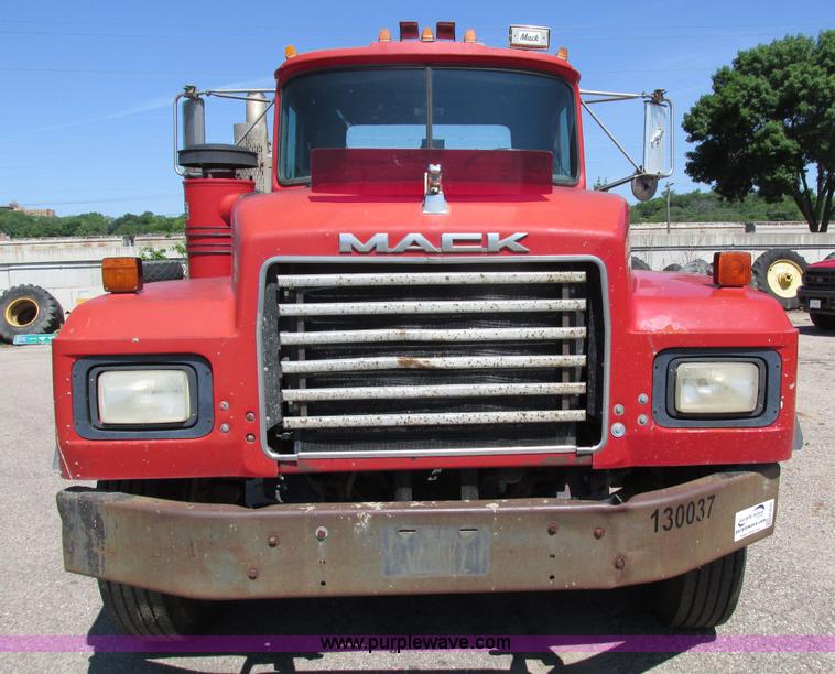 image for item H4627 1993 Mack RD690S semi truck