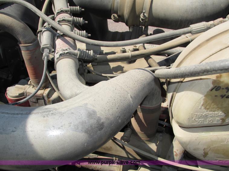 image for item H4627 1993 Mack RD690S semi truck