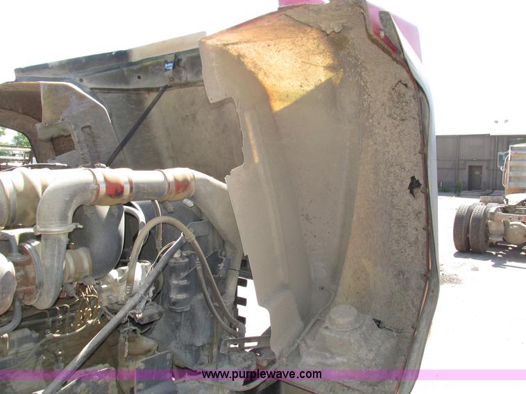 image for item H4627 1993 Mack RD690S semi truck