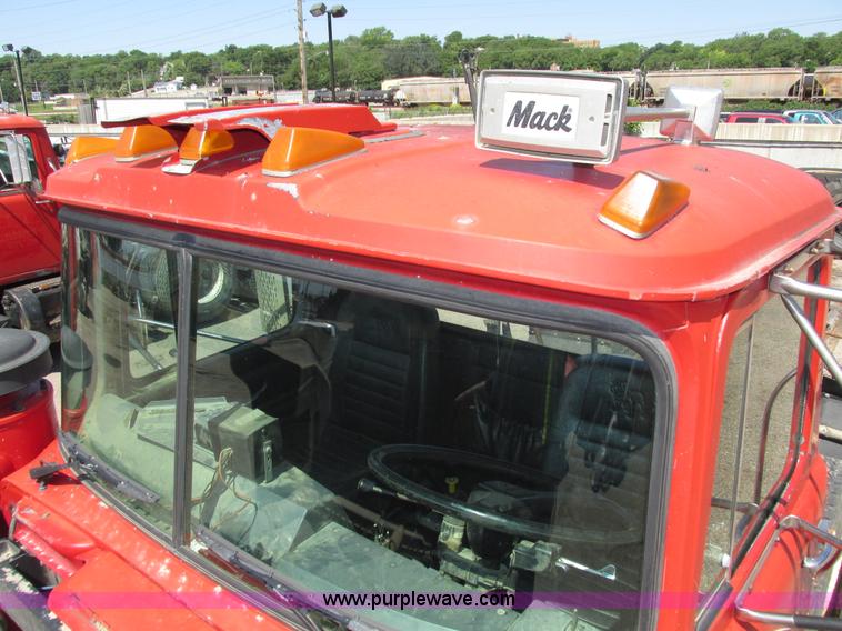 image for item H4627 1993 Mack RD690S semi truck