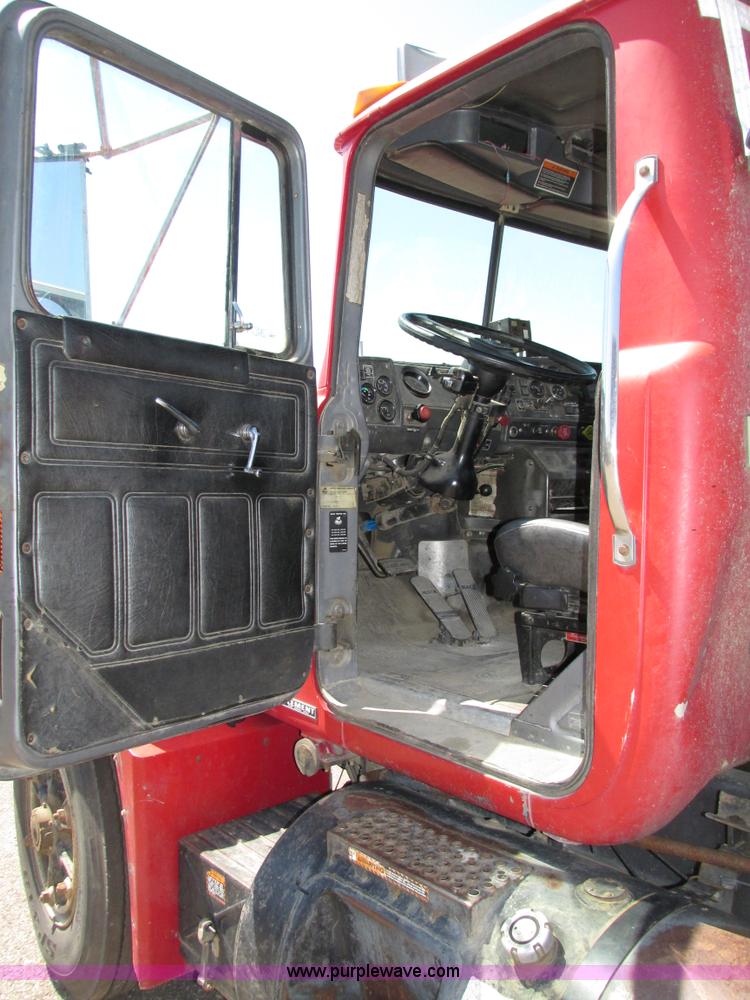 image for item H4627 1993 Mack RD690S semi truck