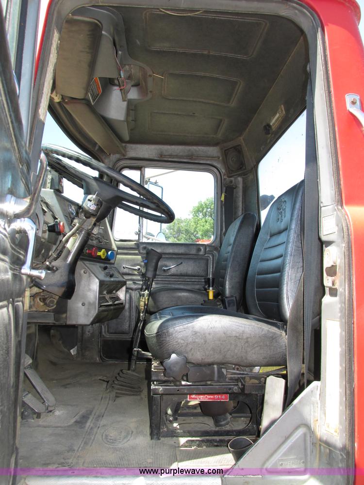 image for item H4627 1993 Mack RD690S semi truck