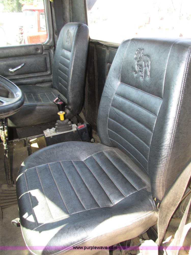 image for item H4627 1993 Mack RD690S semi truck