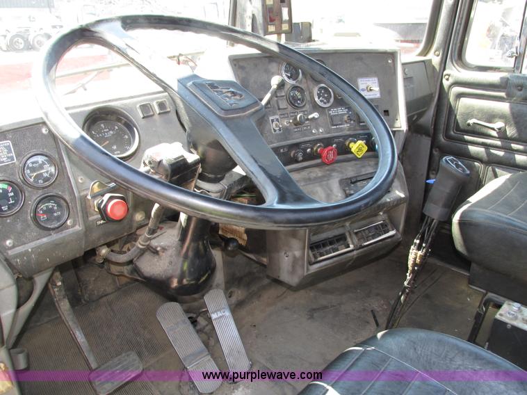 image for item H4627 1993 Mack RD690S semi truck