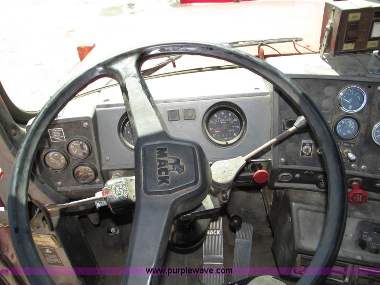 image for item H4627 1993 Mack RD690S semi truck